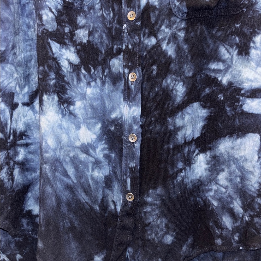ROCK & REPUBLIC DARK BLUE TYEDYE BUTTON DOWN SHIRT SIZE LARGE PTP 21”
L/S - Picture 4 of 8